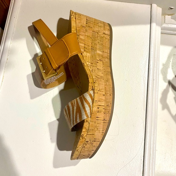 NWOT Women’s platform sandals - Picture 2 of 7